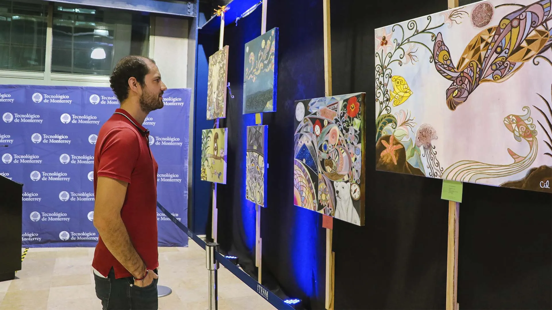 Eduardo Cid observa algunas obras  de arte más recientes.