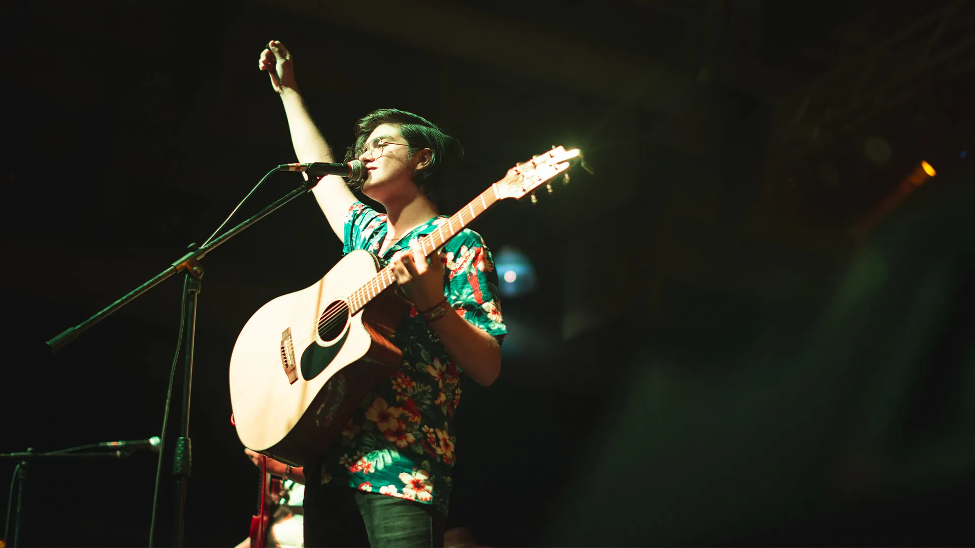 Emi Lopez cantando en el festival local de la canción una de las canciones que aparecen en su primer album
