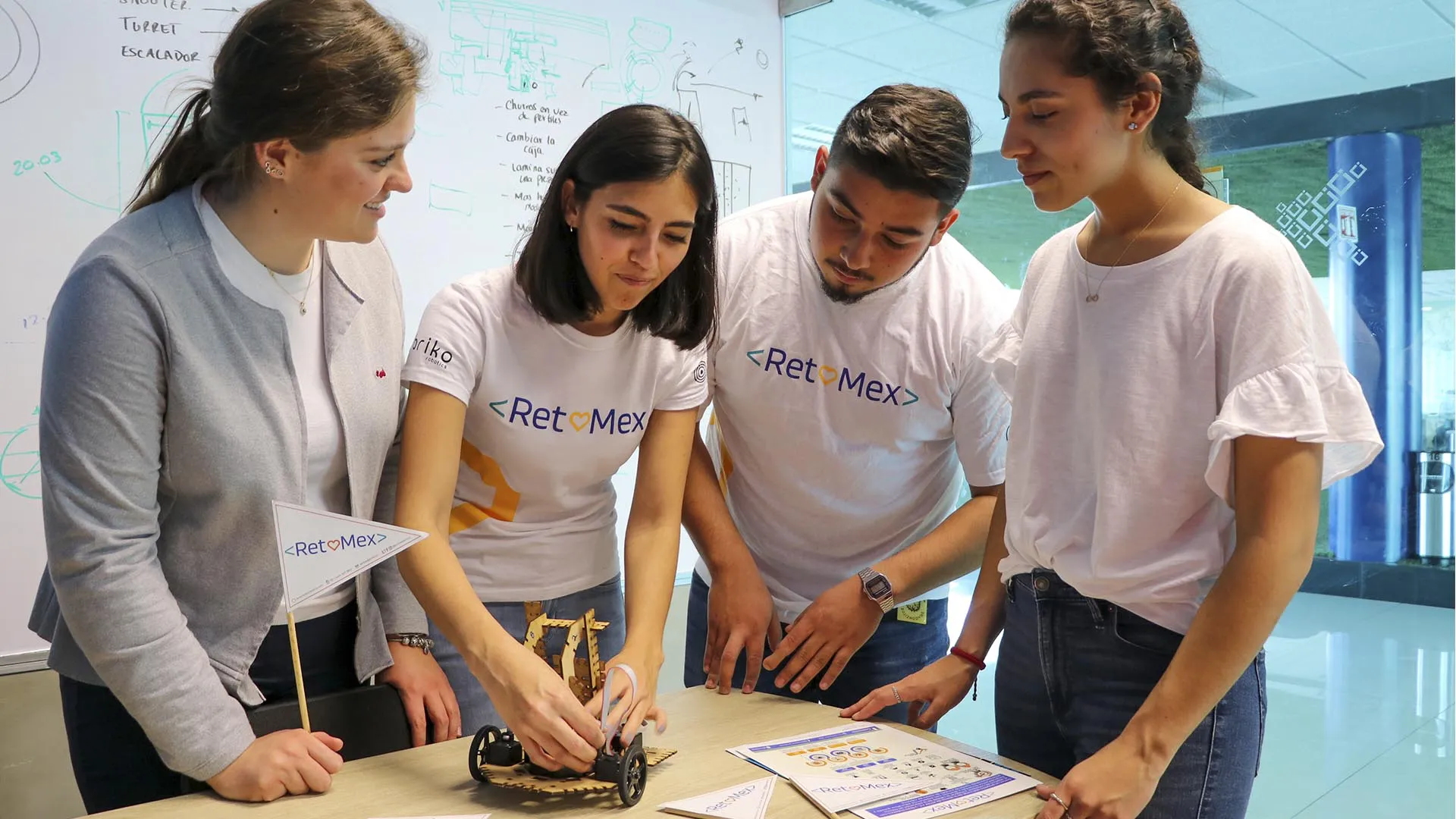 El equipo de retomex utilizando herramientas tecnológicas