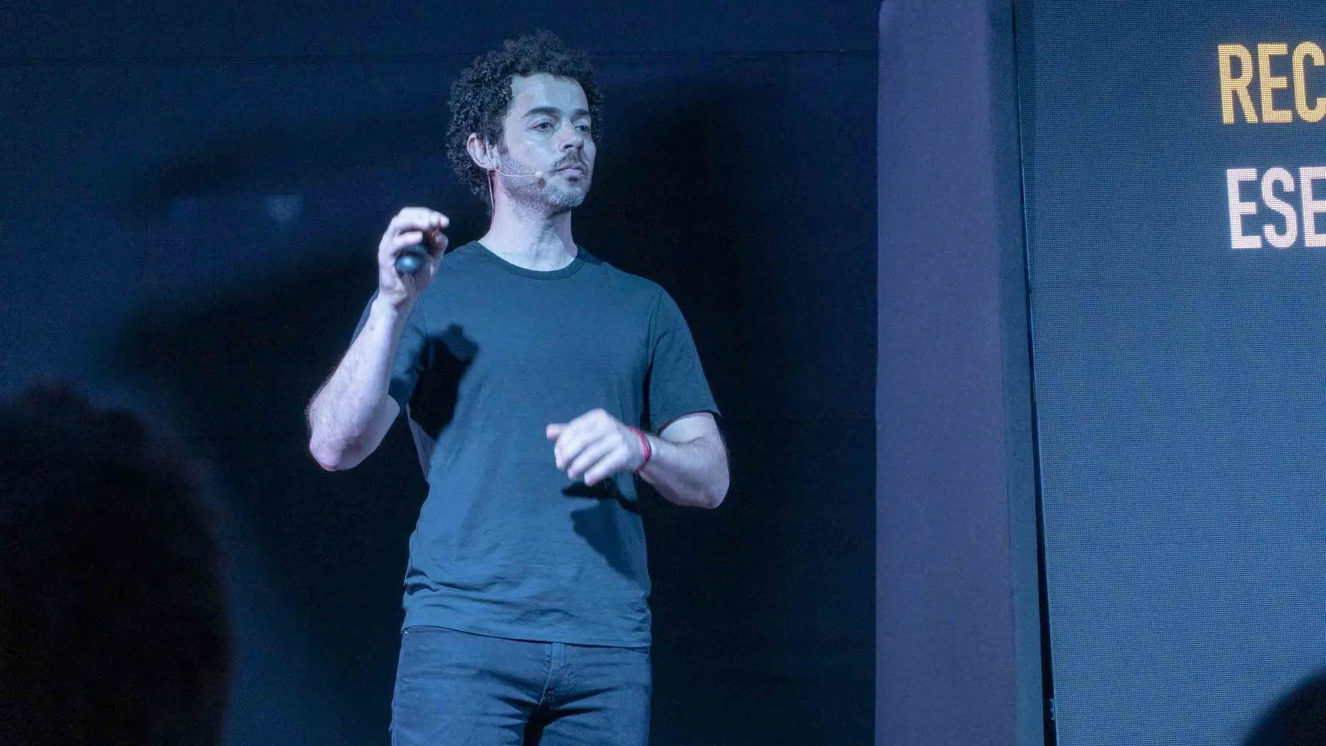 Alejandro "chino" de la garza dando su TedTalk en Sinaloa.