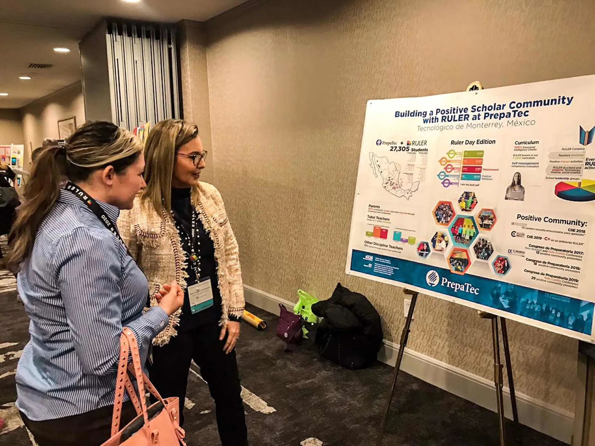 Ana Leticia en Yale, exponiendo 