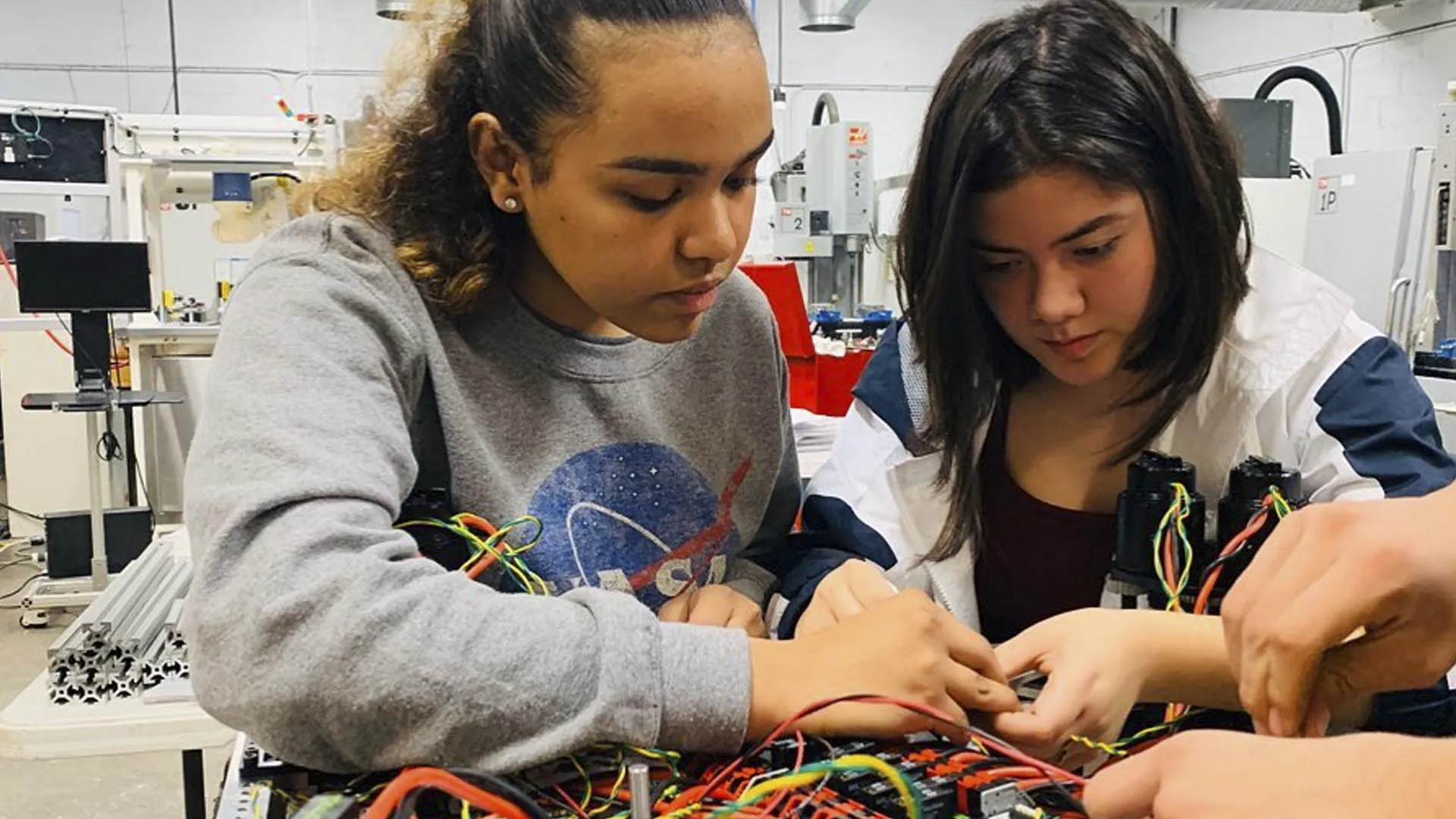 Camila y Jessica trabajando en el robot. 