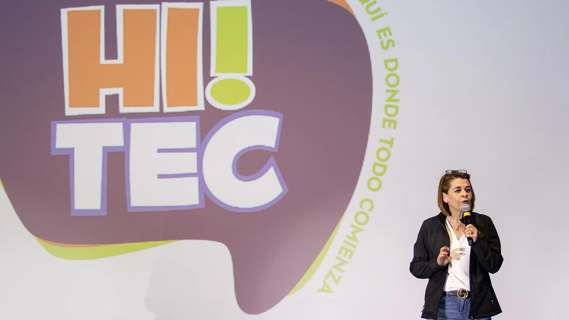 Claudia Gallegos da mensaje en HITEC