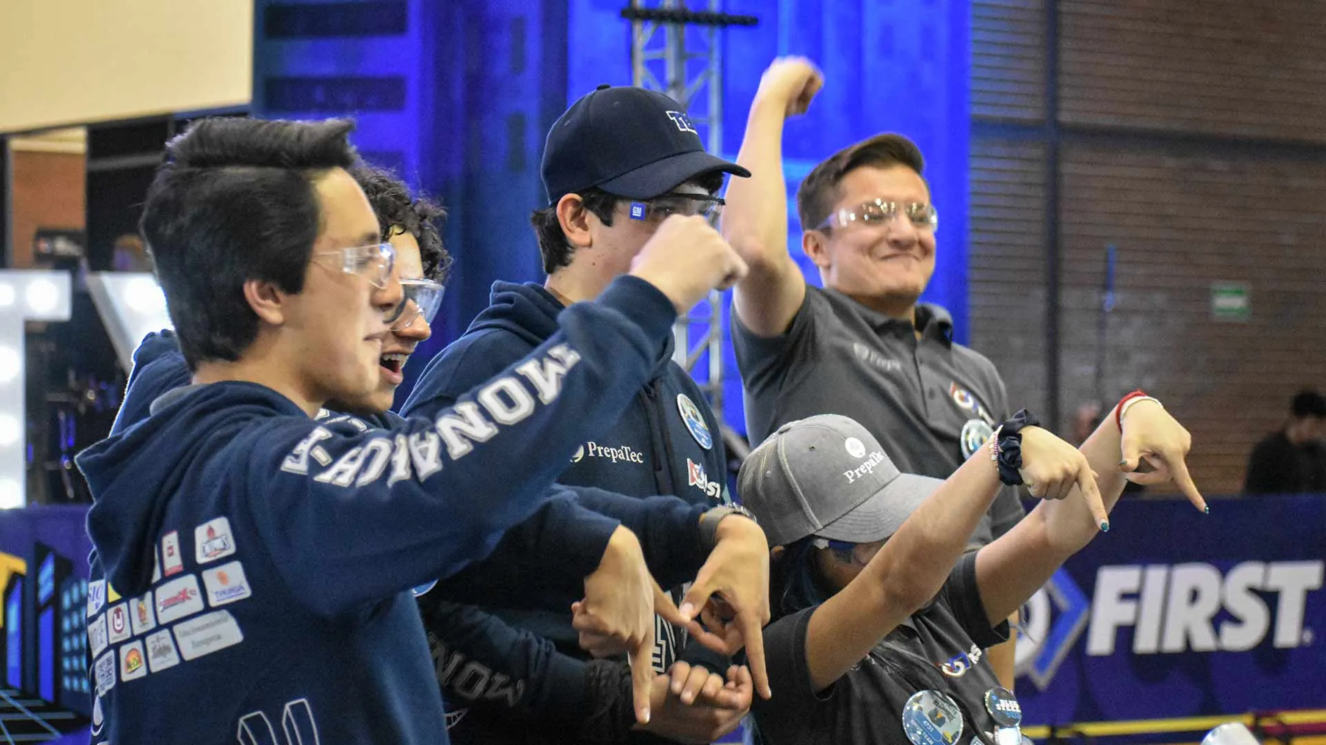 Alumnos de PrepaTec festejan celebran