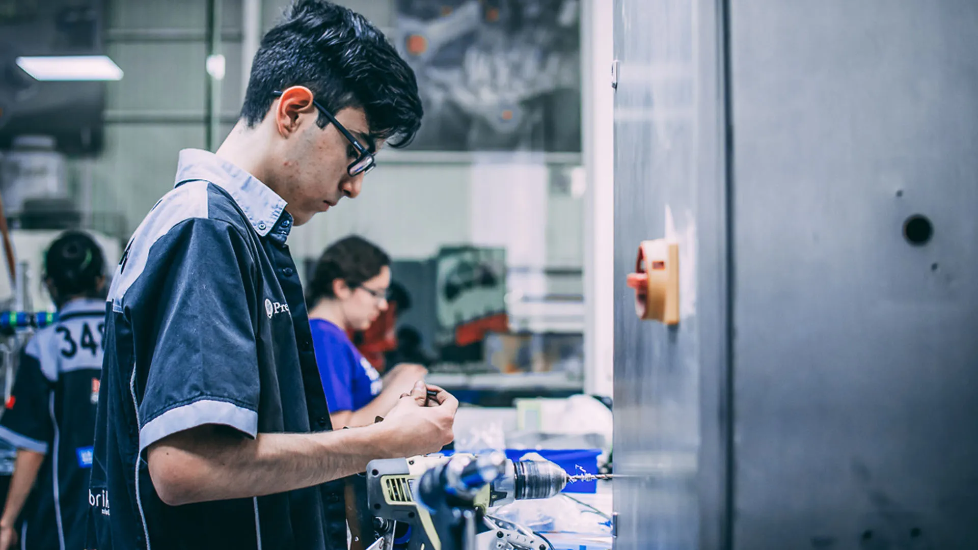 Luis Ramón Guajardo, preparando las piezas para su robot de PrepaTec 