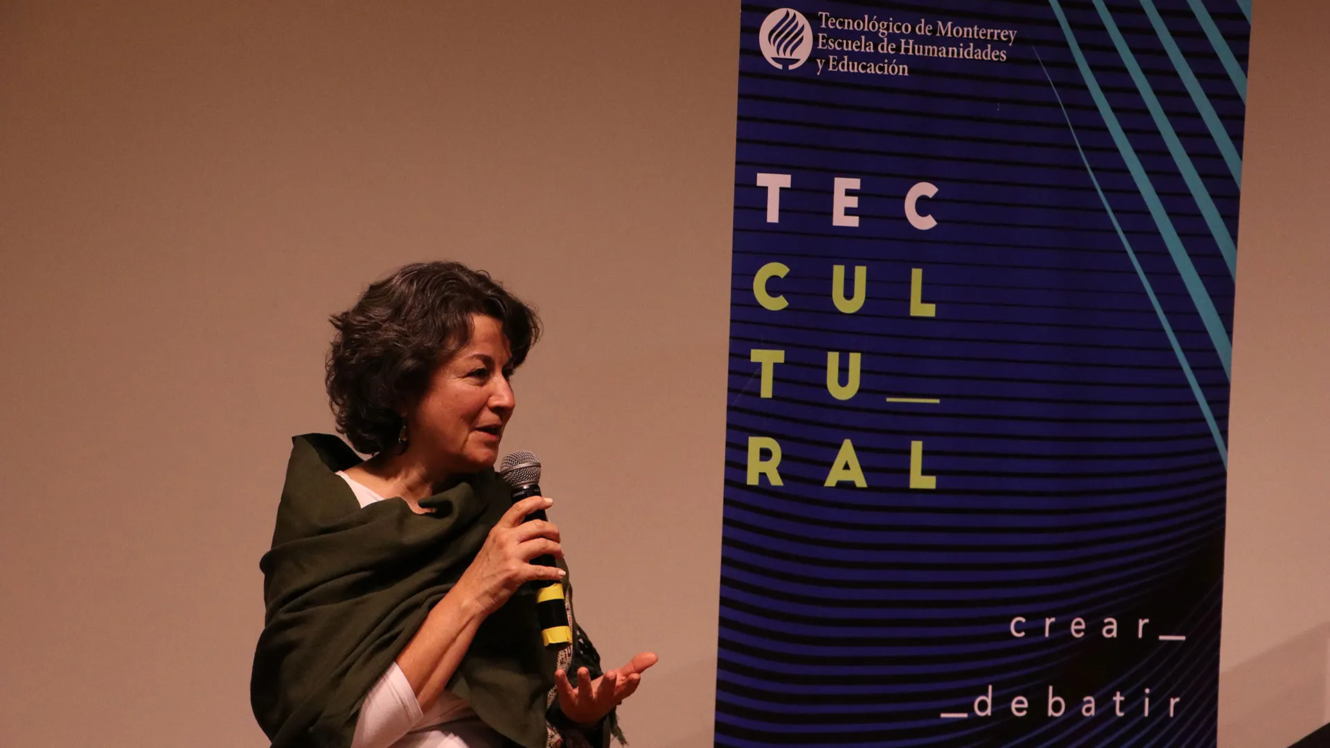 Escritora en charla con estudiantes del Tec