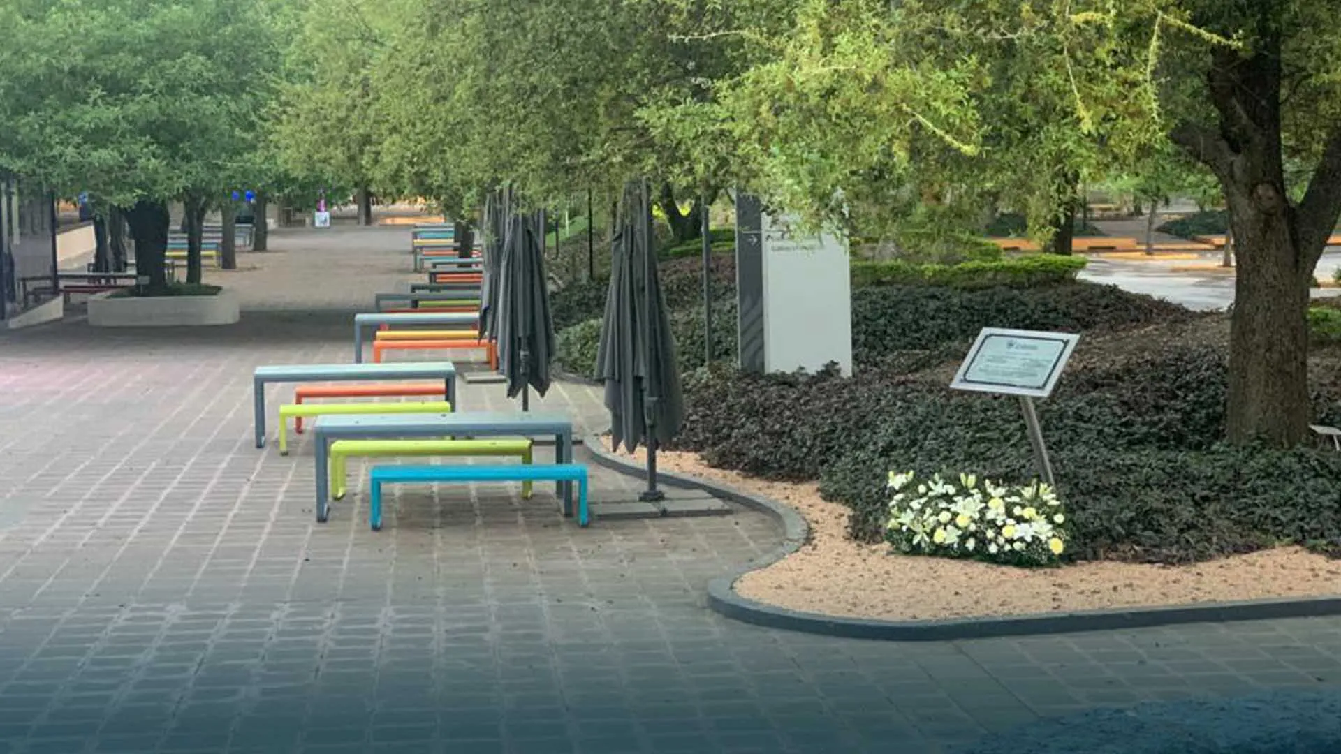 Colocan arreglo floral en memoria de Jorge y Javier