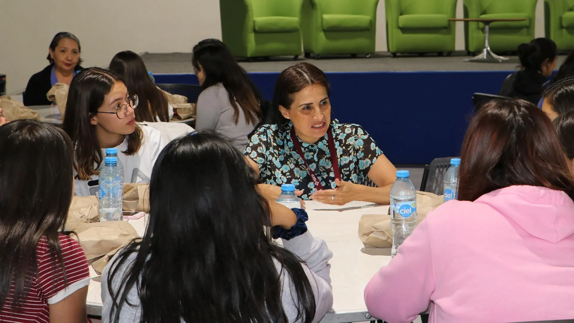 Profesora compartiendo su experiencia en las ciencias