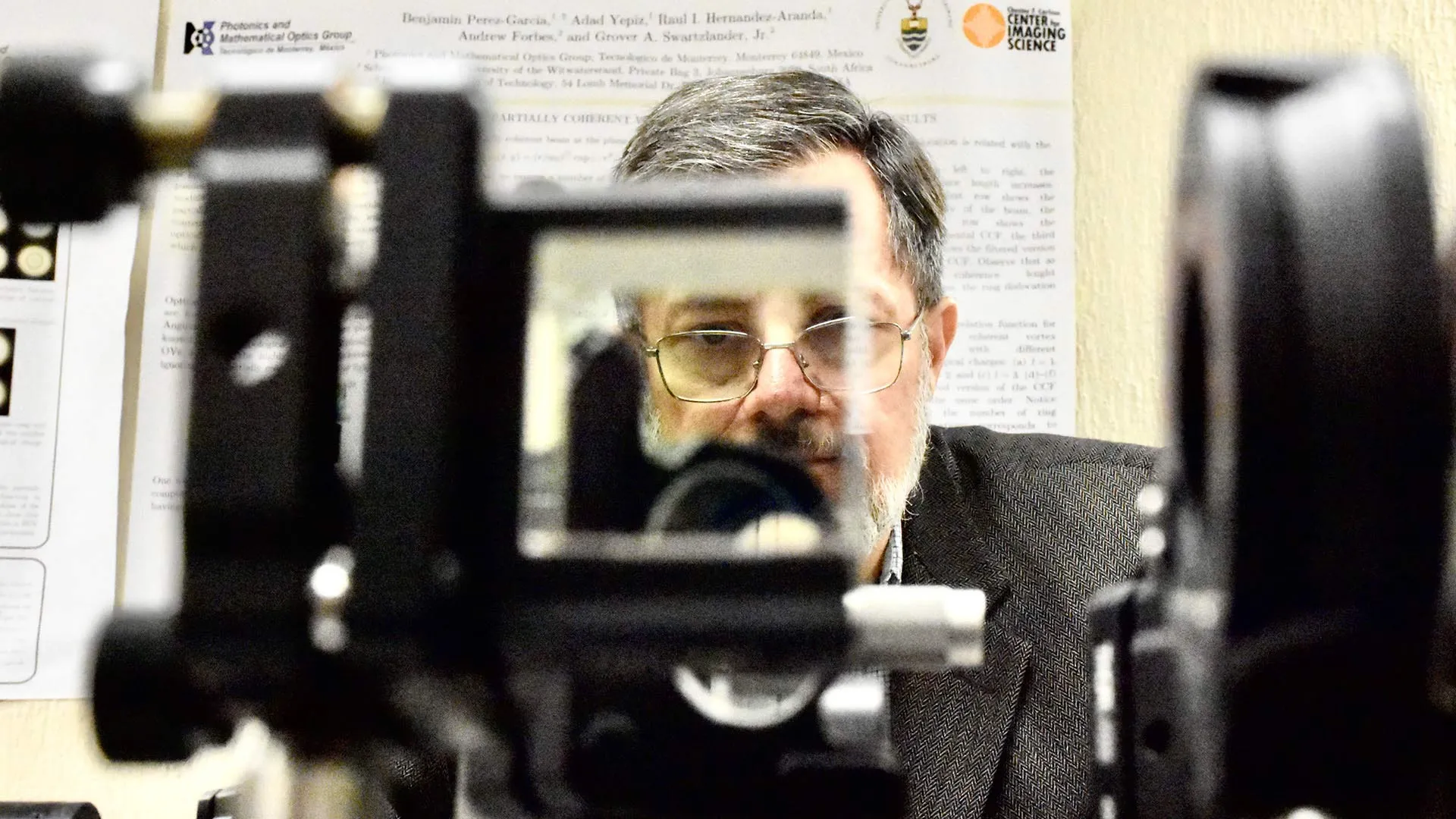 Premian a investigador del Tec por su aportación científica en óptica