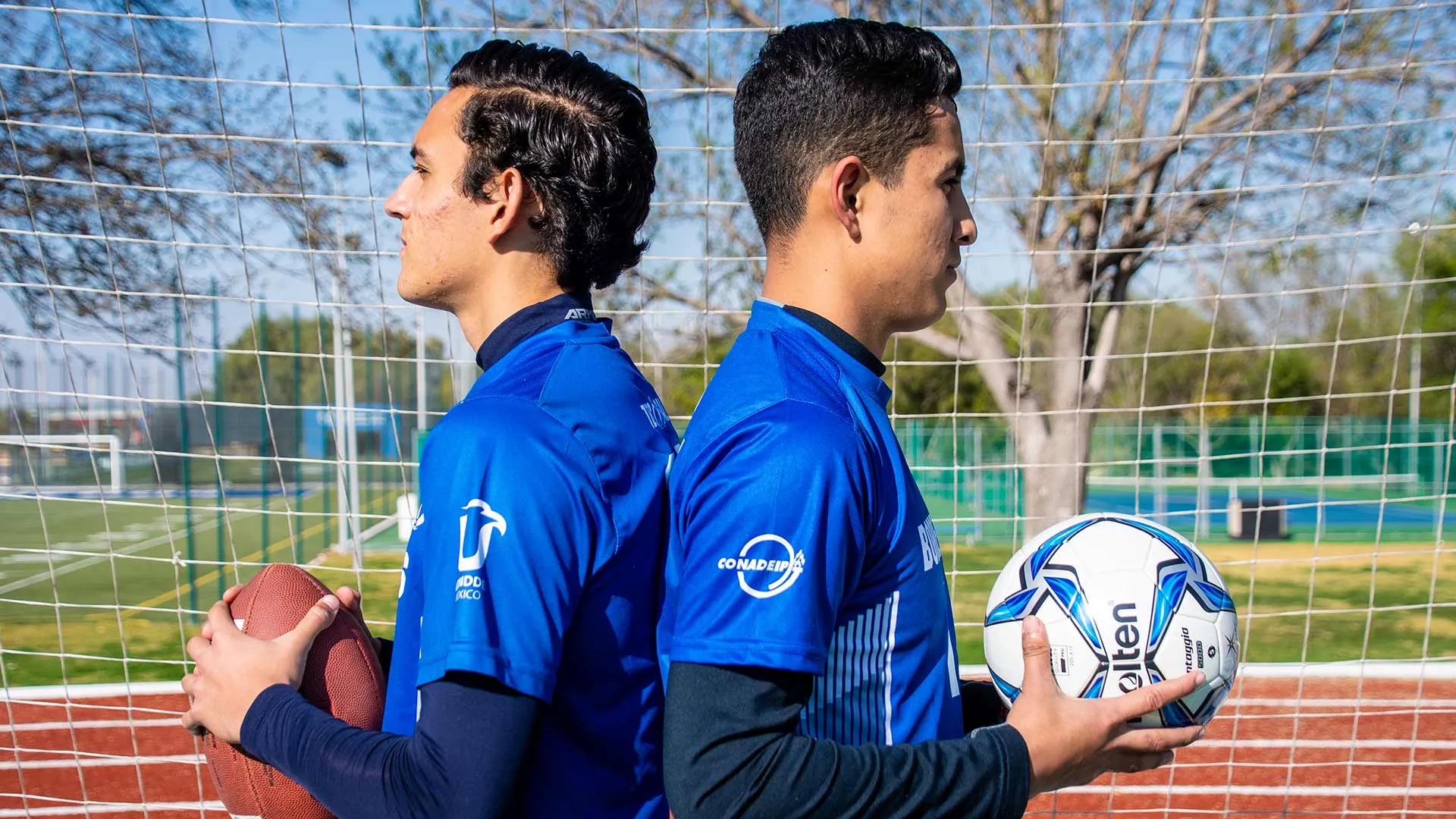 Carlos y José de espaldas con un balón de tocho y fútbol 