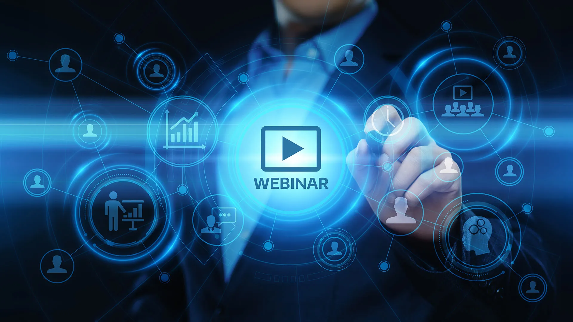 Hombre señalando iconos, el del centro con la palabra webinar
