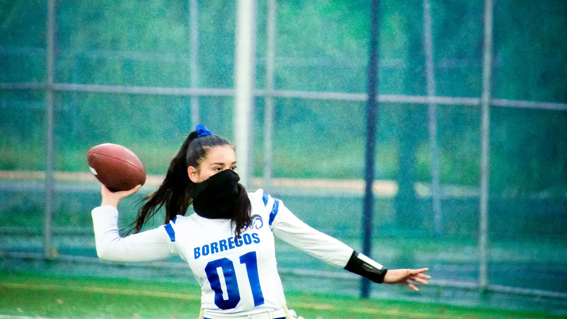 Jugadora lanzando un balón
