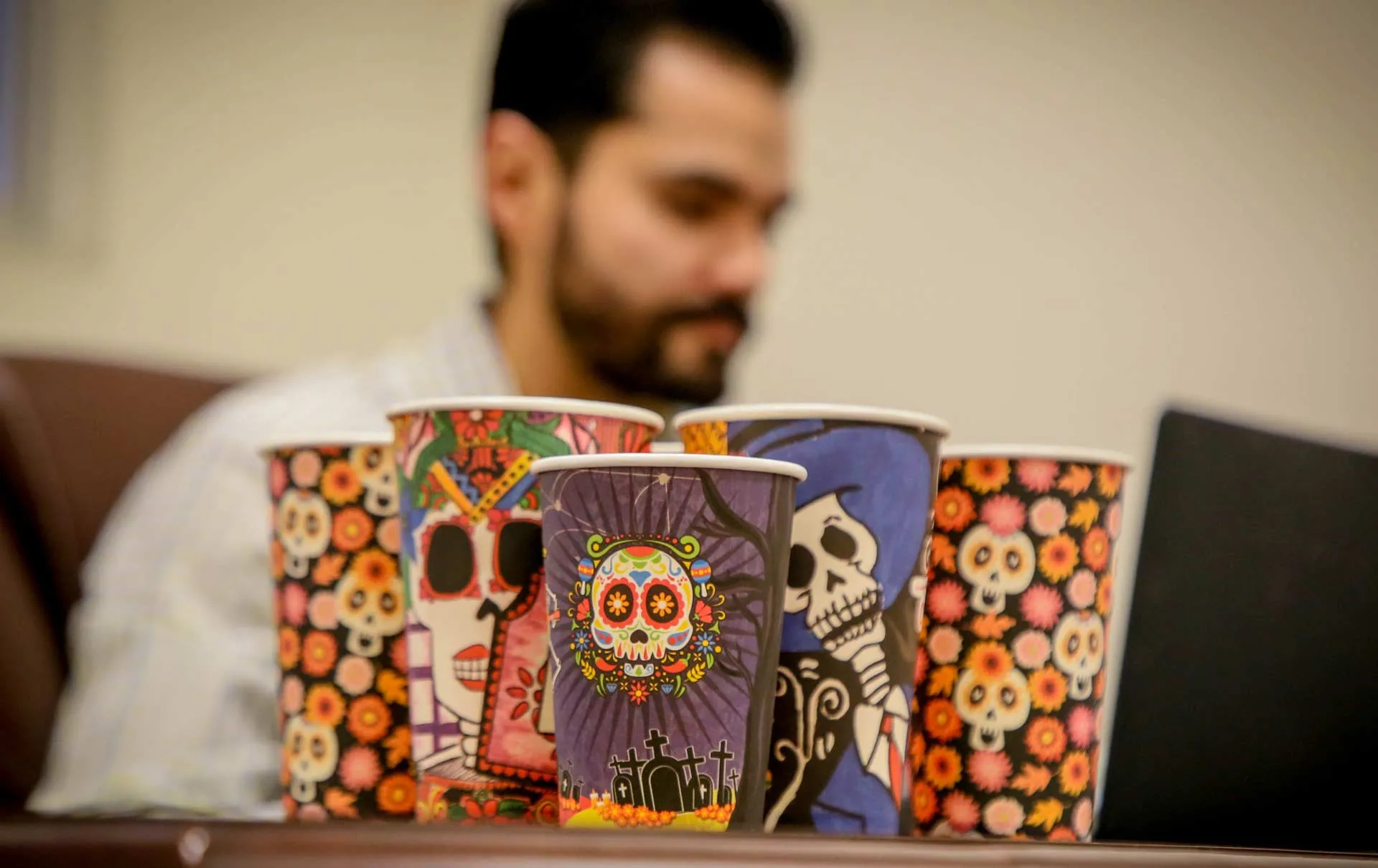 Egresado emprende con vasos biodegradables en Sonora