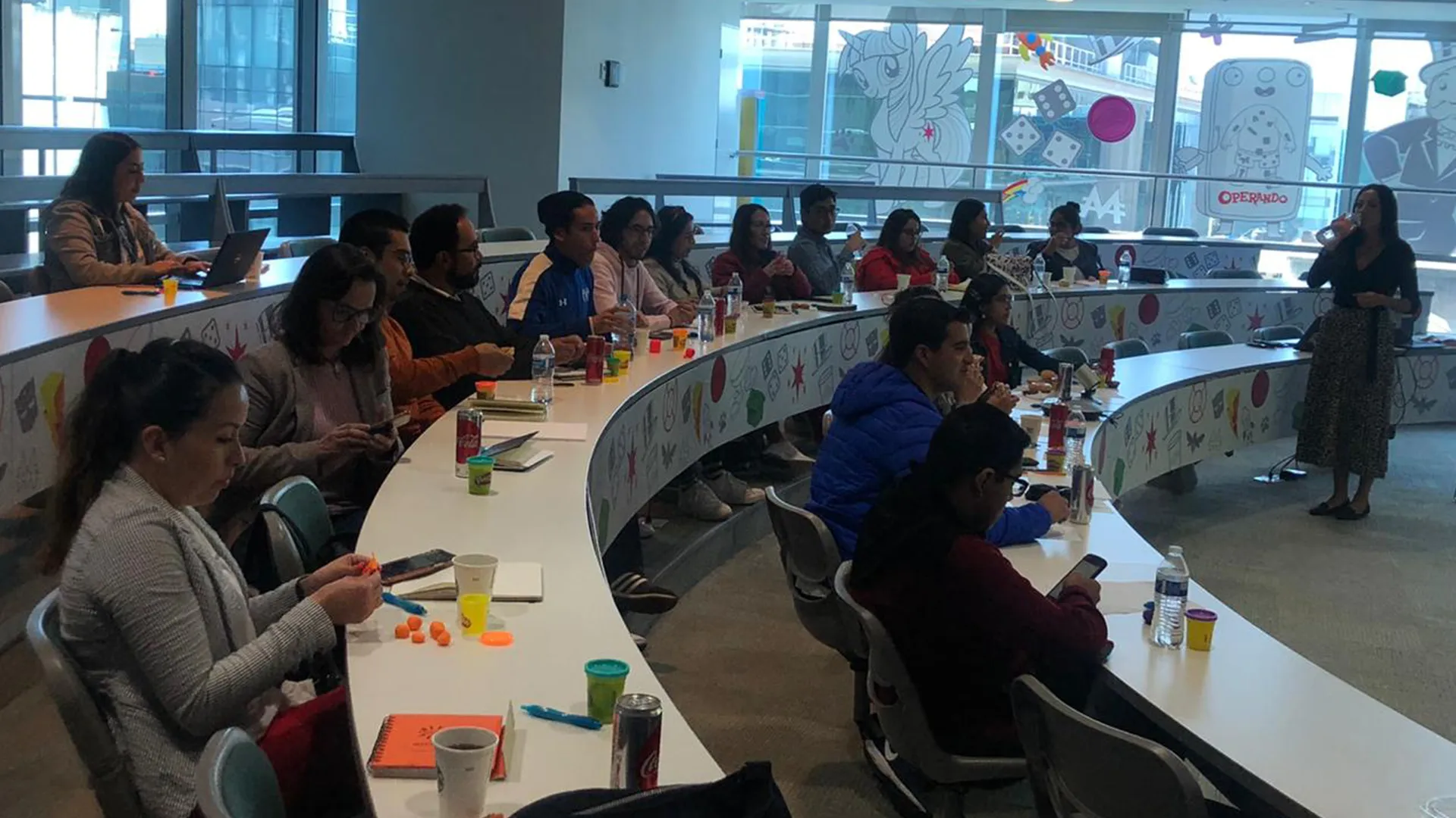 Aprenden jugando: alumnos viven experiencia de inmersión con Hasbro