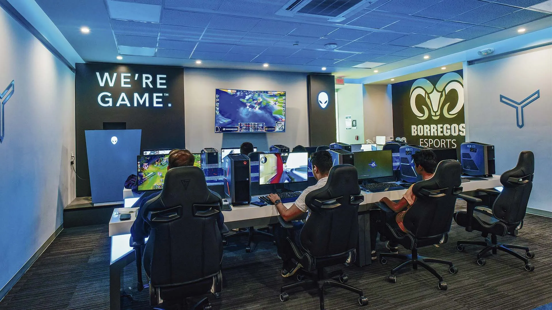 alumnos practicando en salon de esports