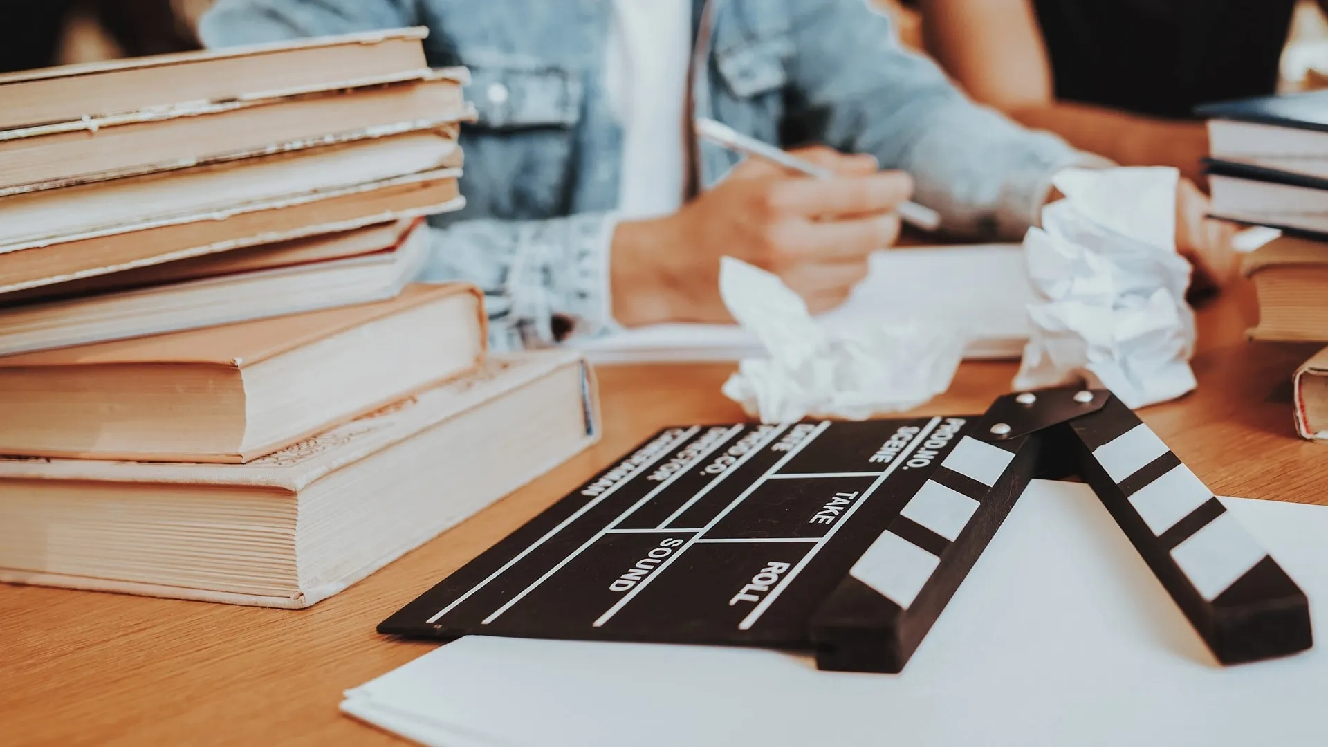 Doctor Andrés Barradas Gurruchaga es un crítico,  fanático y fiel espectador del cine.
