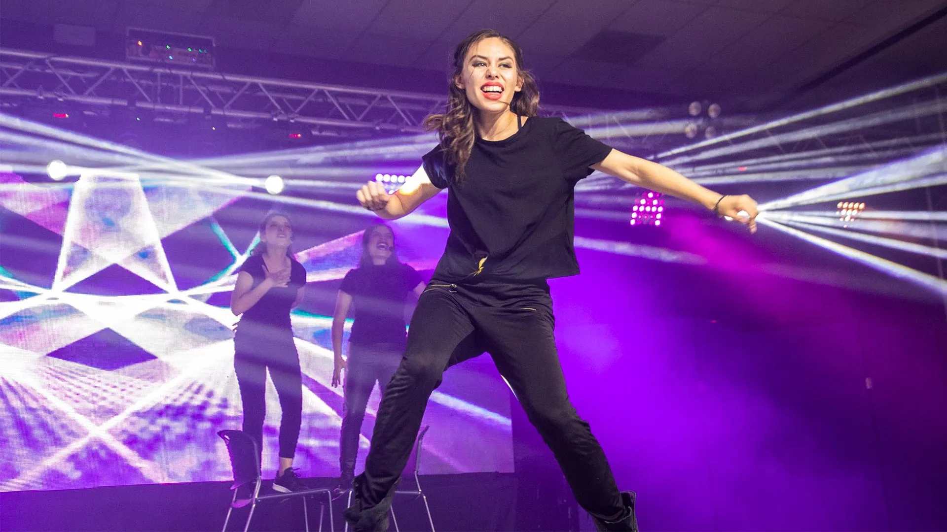 Ana Chavana en competencia de baile
