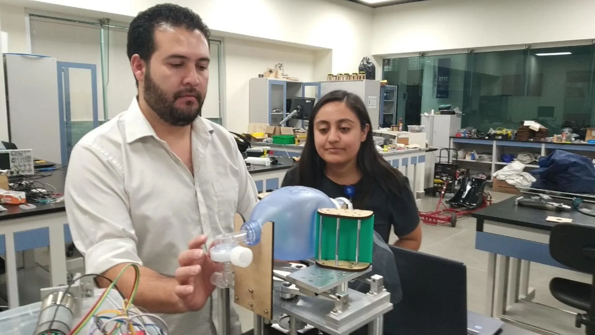 Crean expertos del Tec prototipo de bajo costo y automatizado de ventilador médico