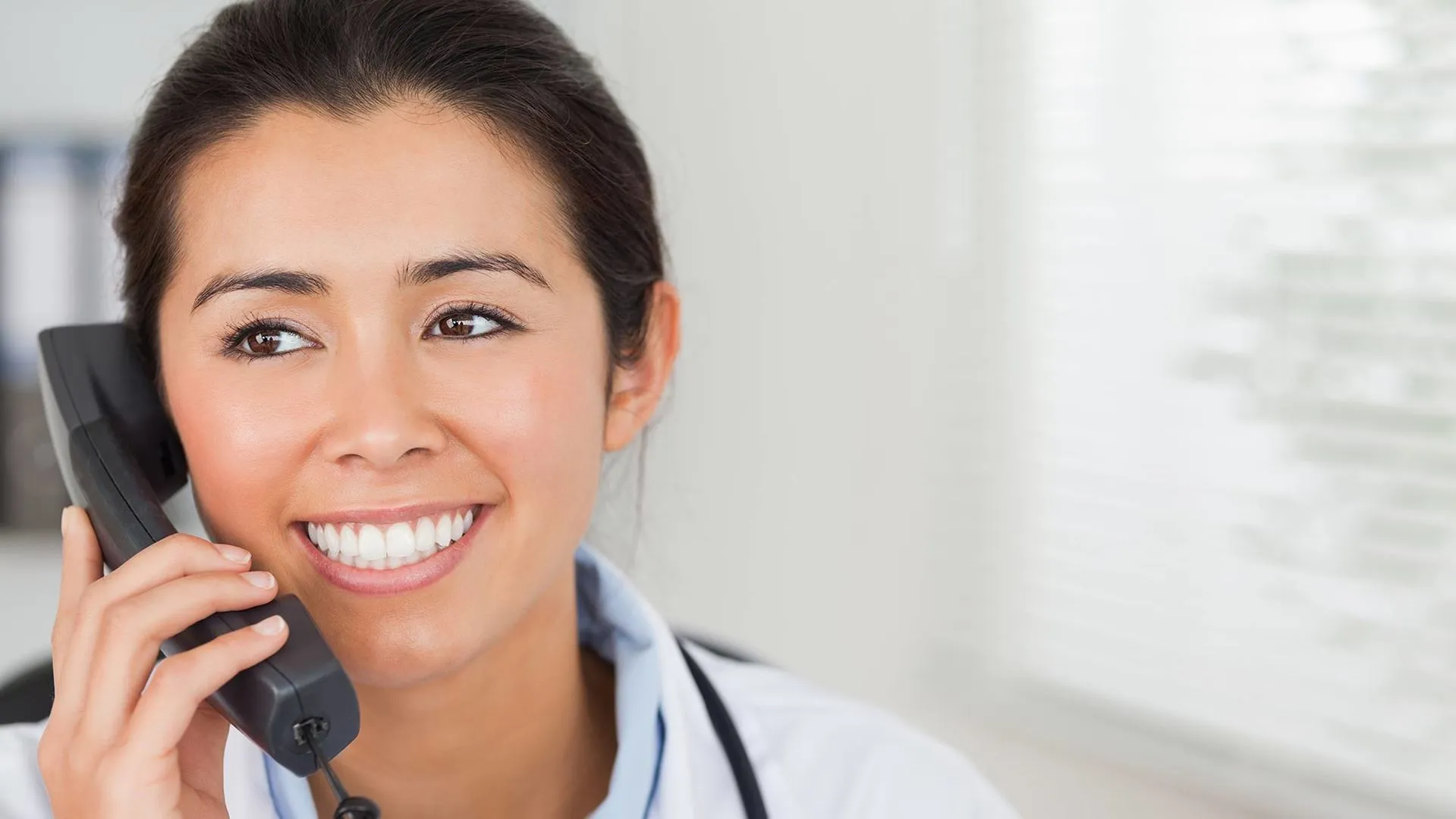 Estudiantes de medicina del Tec de Monterrey atienden línea de ayuda emocional por COVID-19 en México 