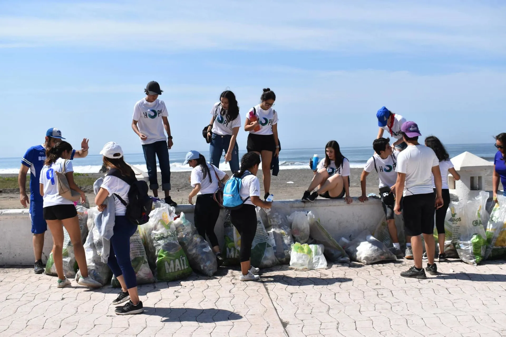 Grupo ecológico de PrepaTec Colima limpia playas de Tecomán