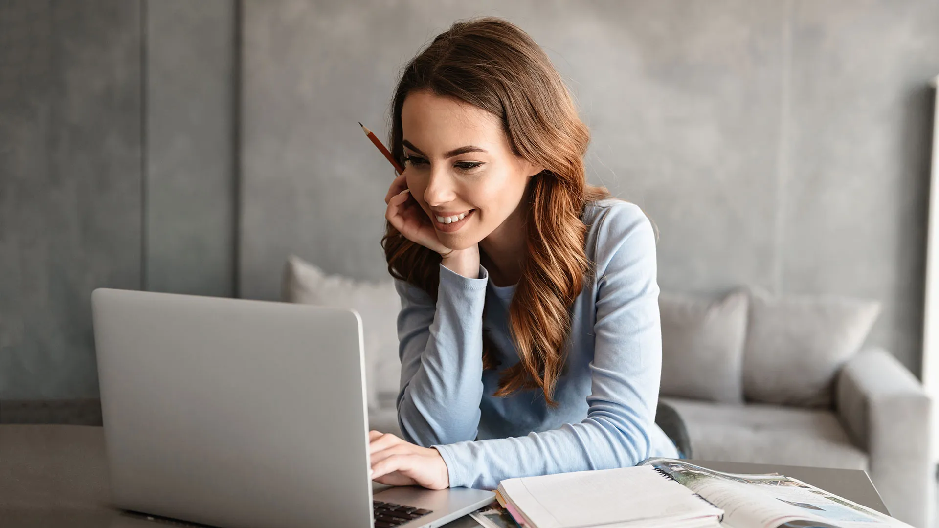 Joven mujer frente a su computadora