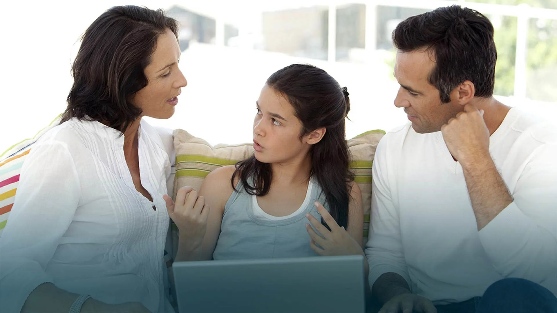 Immagen de padres e hija adolescente charlando