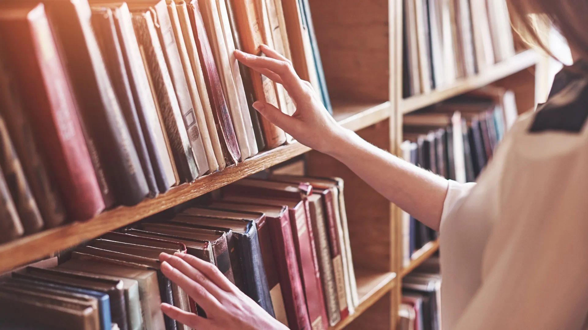 Lectora buscando un libro