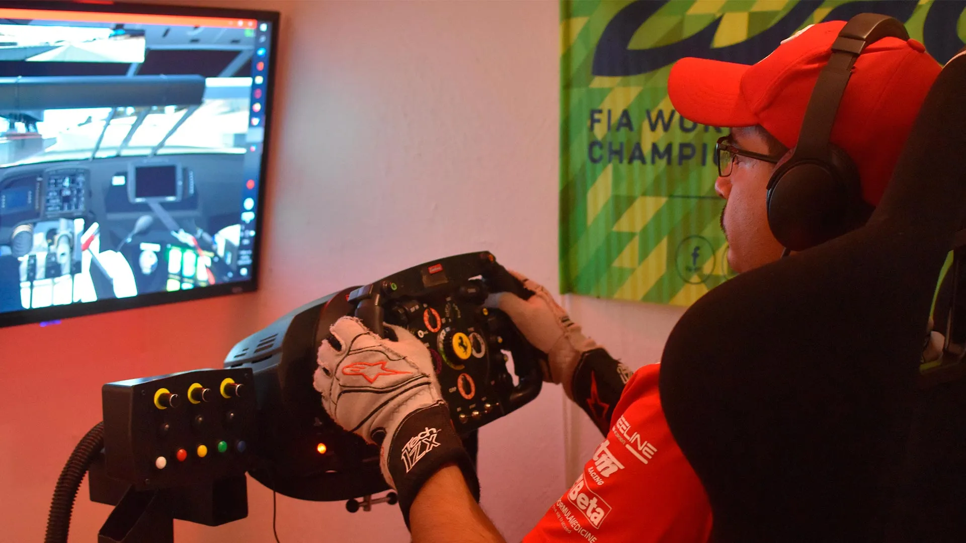 Adolfo manejando en una carrera