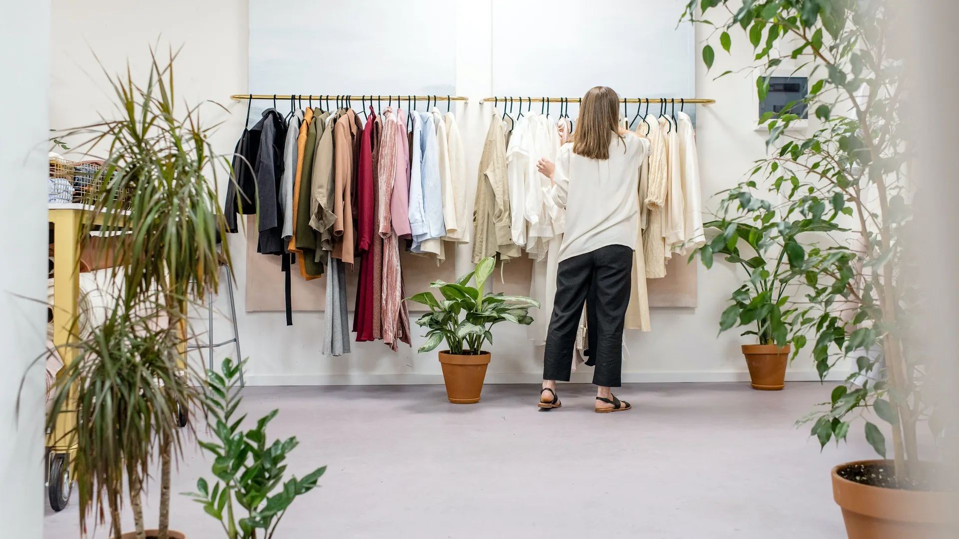 Optimiza tu closet sin perder tu estilo o dañar el ambiete esta experta te dice como lograrlo