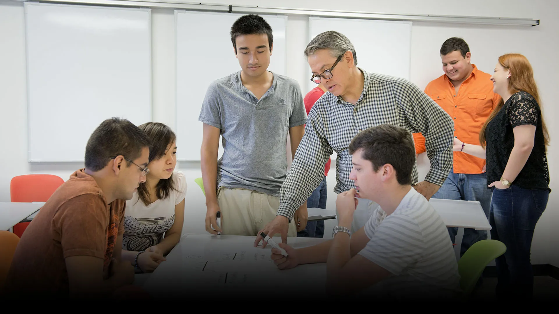 Foto portada alumnos y profesor en clase
