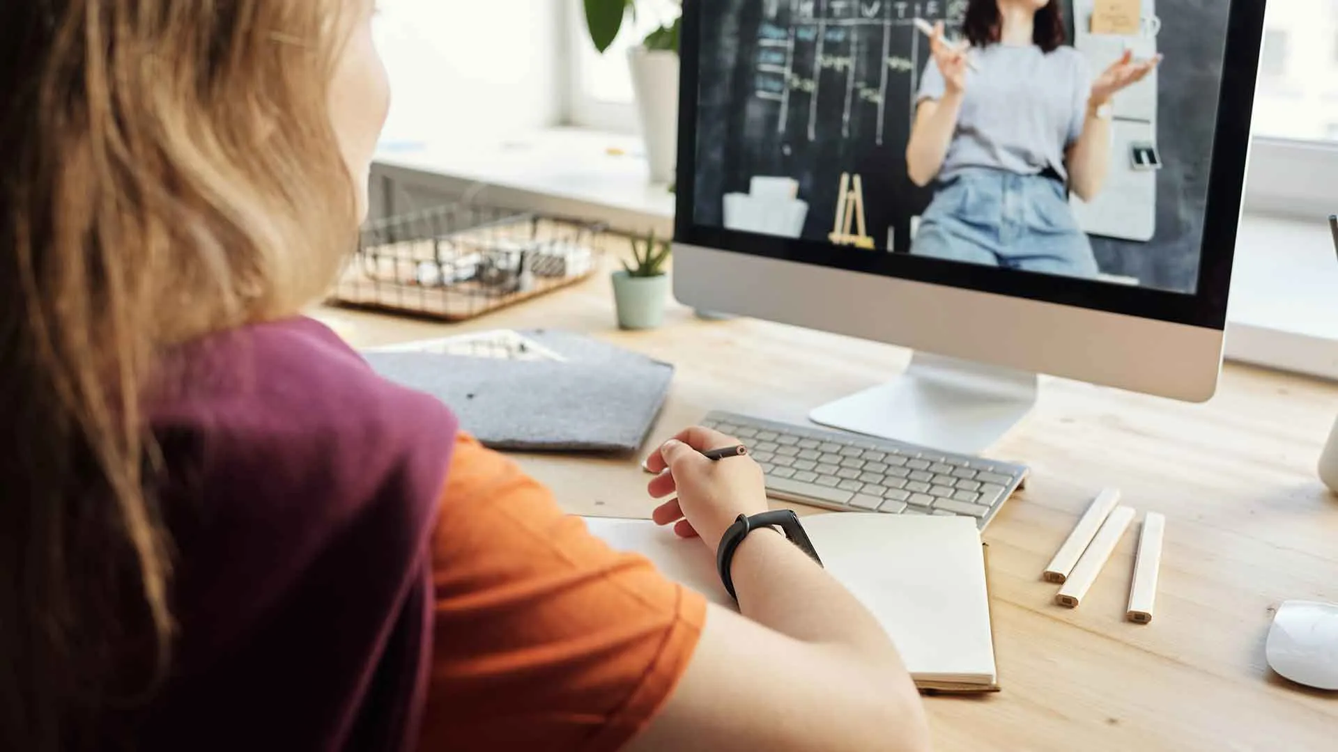 pantalla de una computadora durante clase en linea