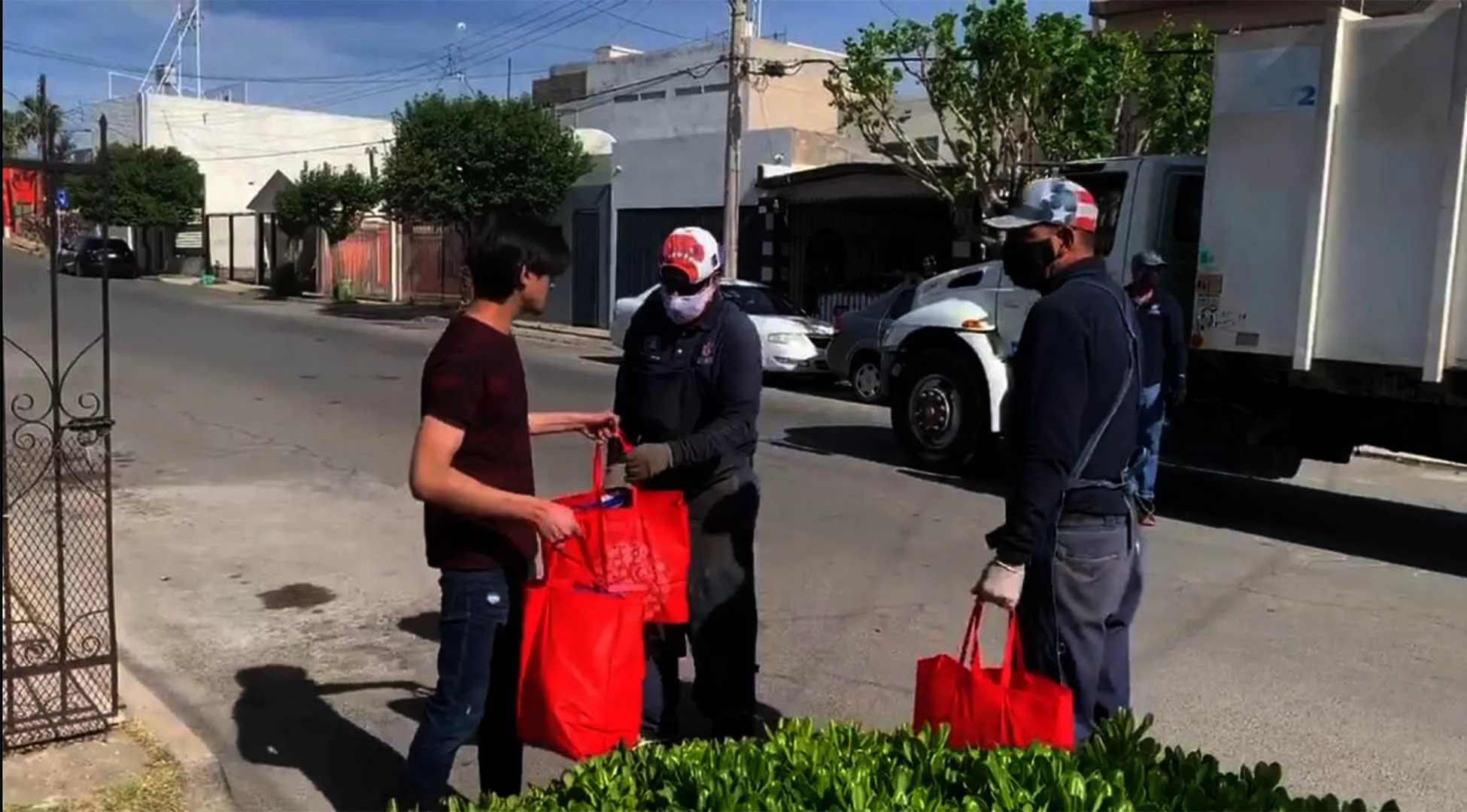 Entrega de despensa a recolectores de basura