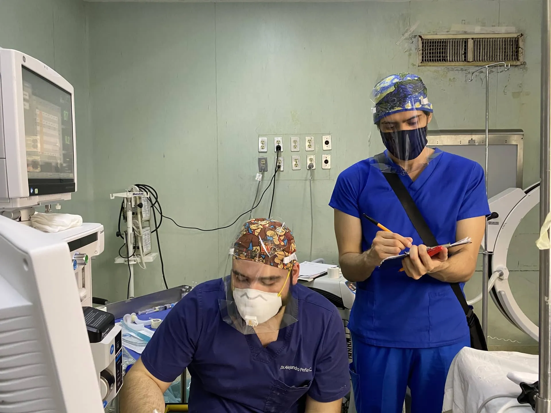 Salvaguardan salud de médicos con caretas de alta calidad