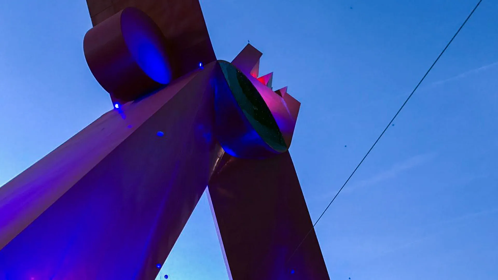 X iluminada de azul por el Día de Concienciación sobre Autismo