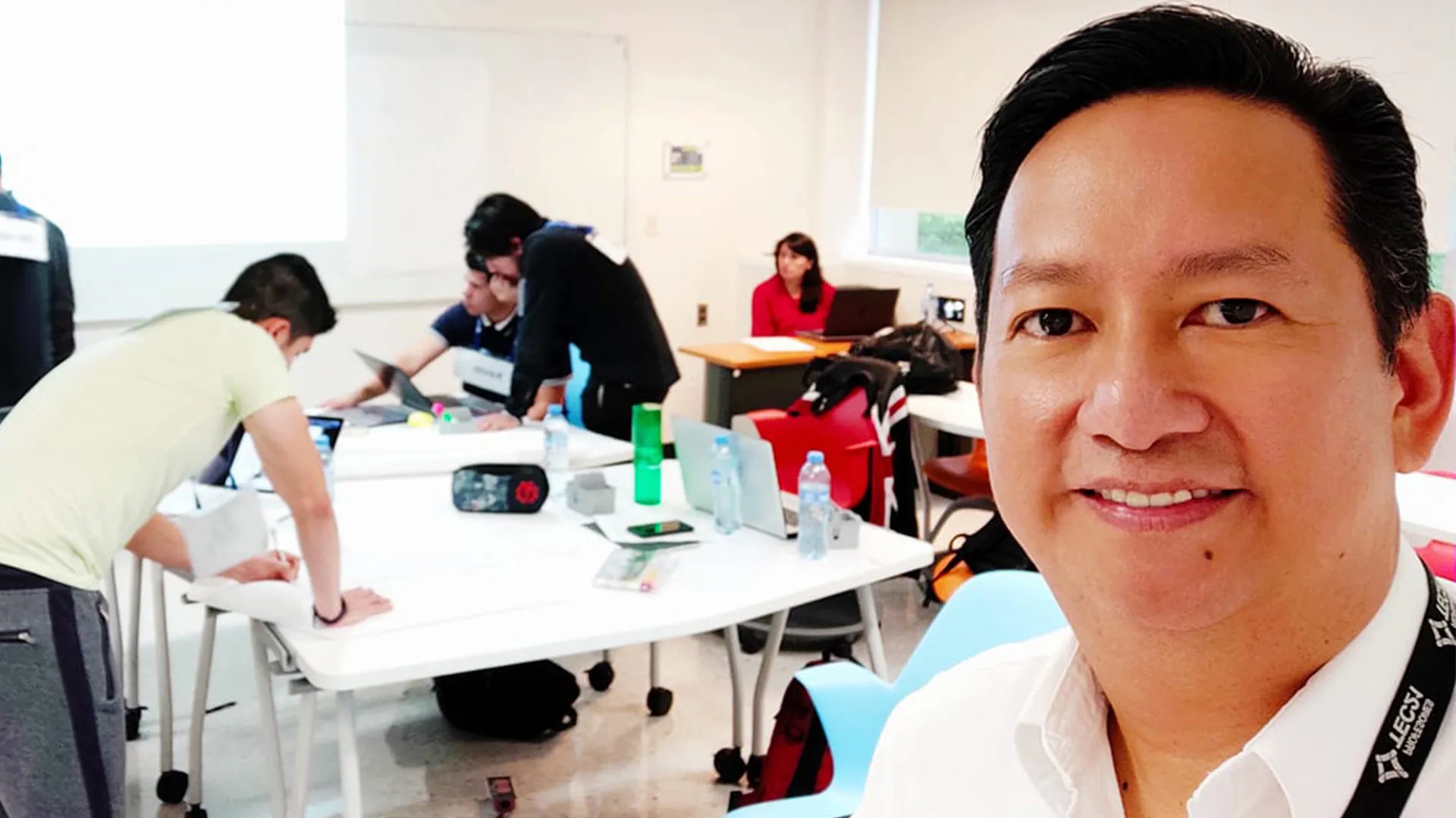 El profesor e ingeniero Tec que se volvió el Iron Man de la educación