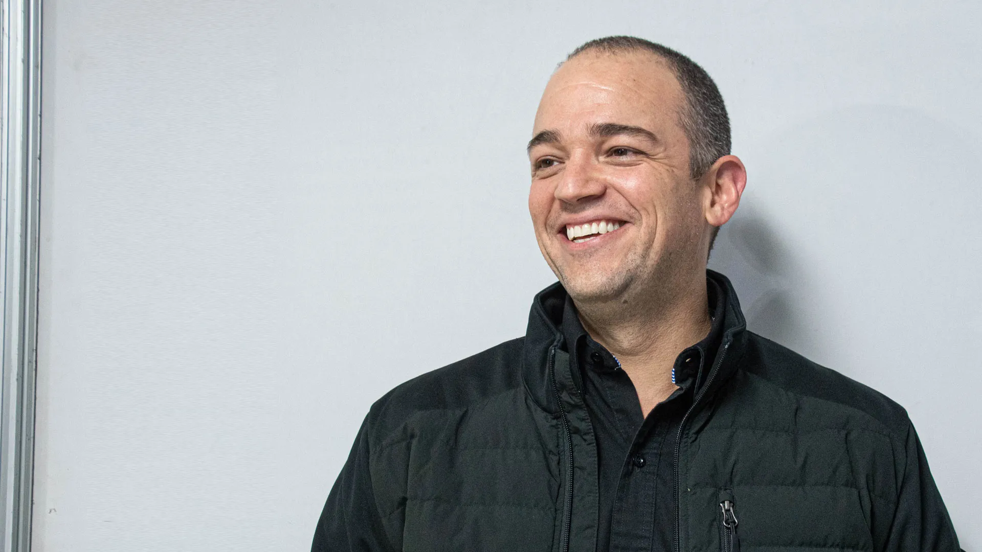 Profesor Eduardo Arrambide sonriendo 