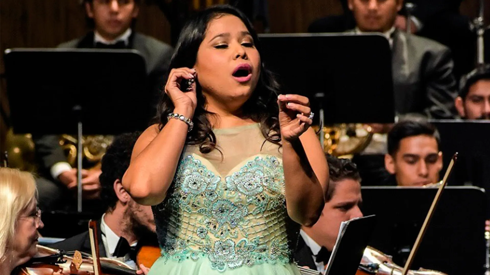 Profesora Alejandra cantando en un escenario