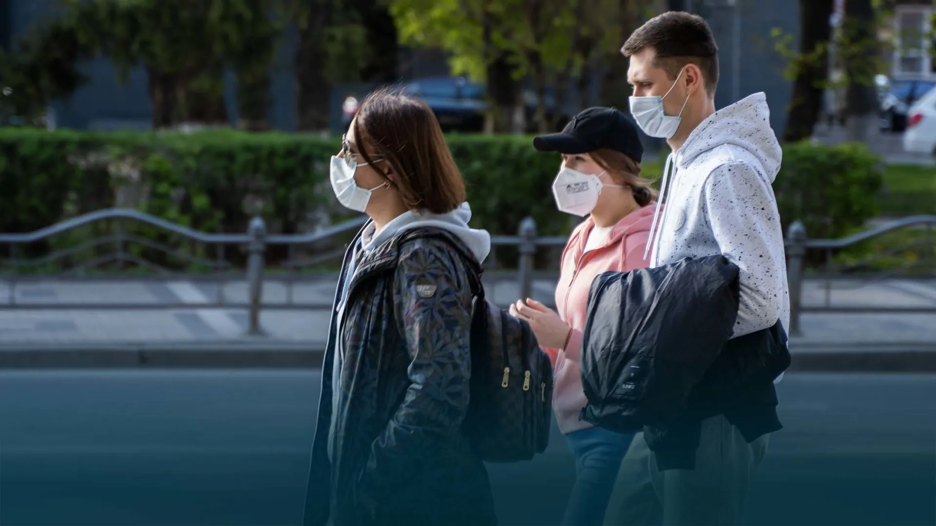 Foto de personas caminando por la calle con tapabocas