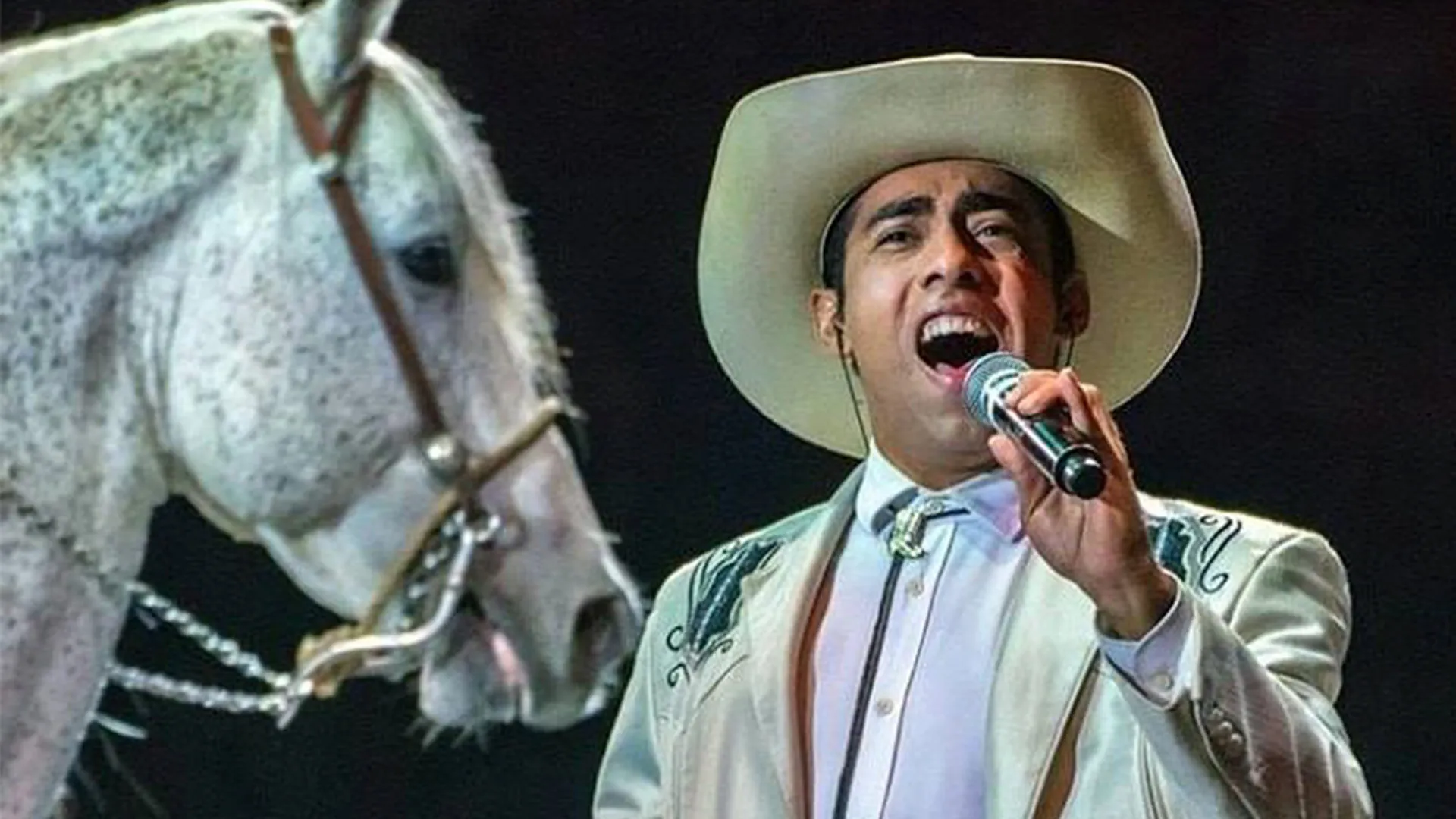 Alex cantando en Xcaret