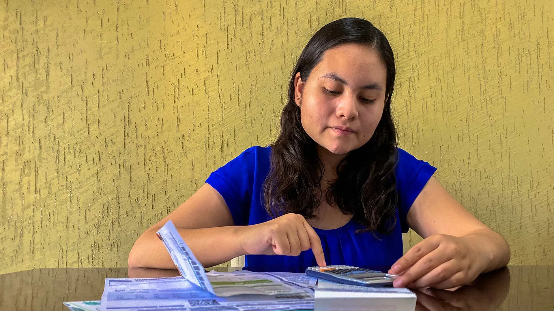 Alumna haciendo cuentas