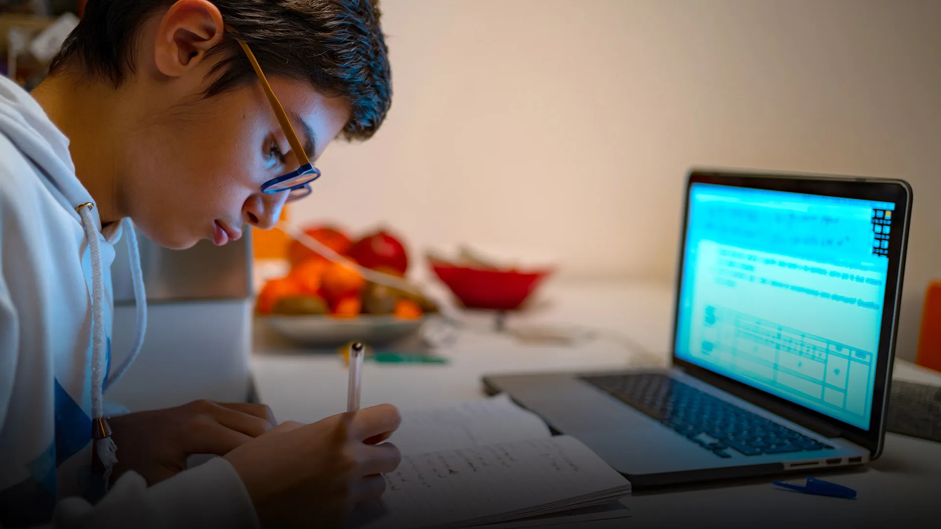 Foto alumnos estudiando en casa con su laptop