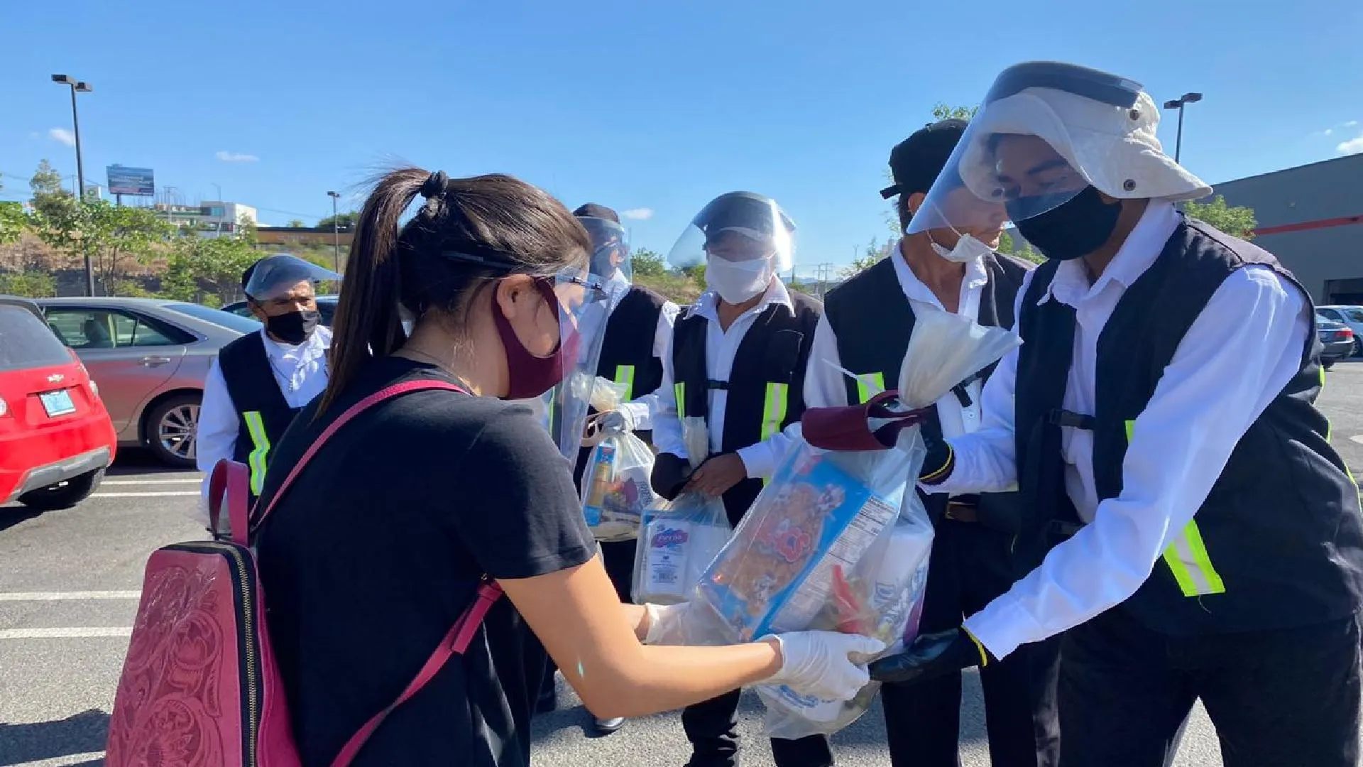 Alumnos Tec emprenden y donan despensas