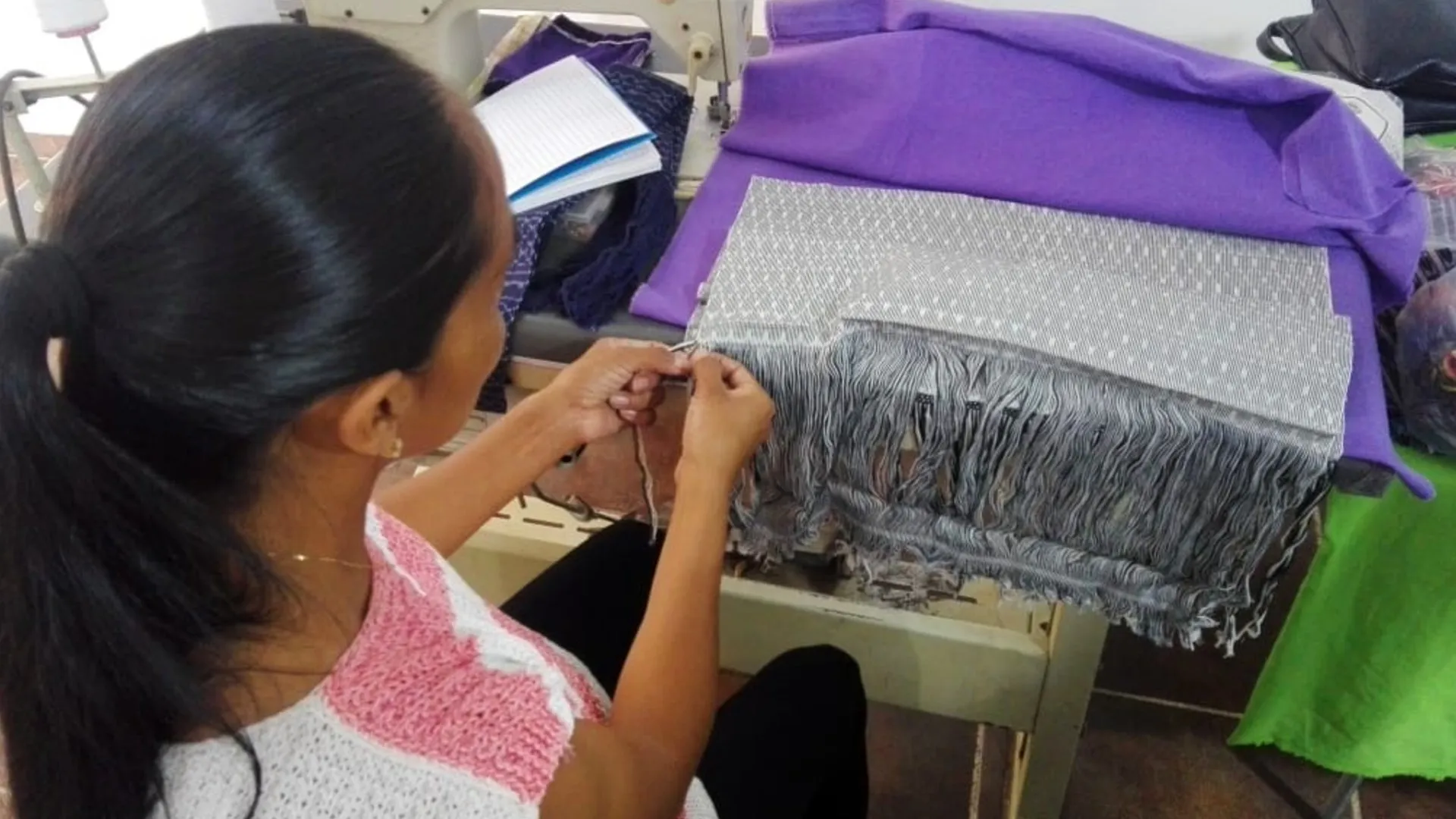 Alumnos crean emprendimiento social con artesana