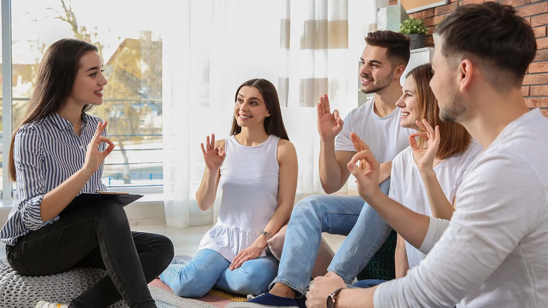 Promueve egresado Tec la inclusión a través del lenguaje de señas