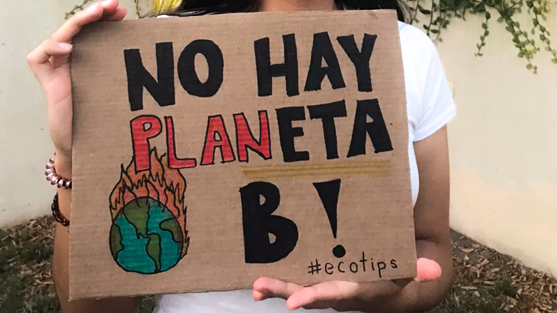 Melissa sosteniendo un cartel que dice "No hay planeta B"