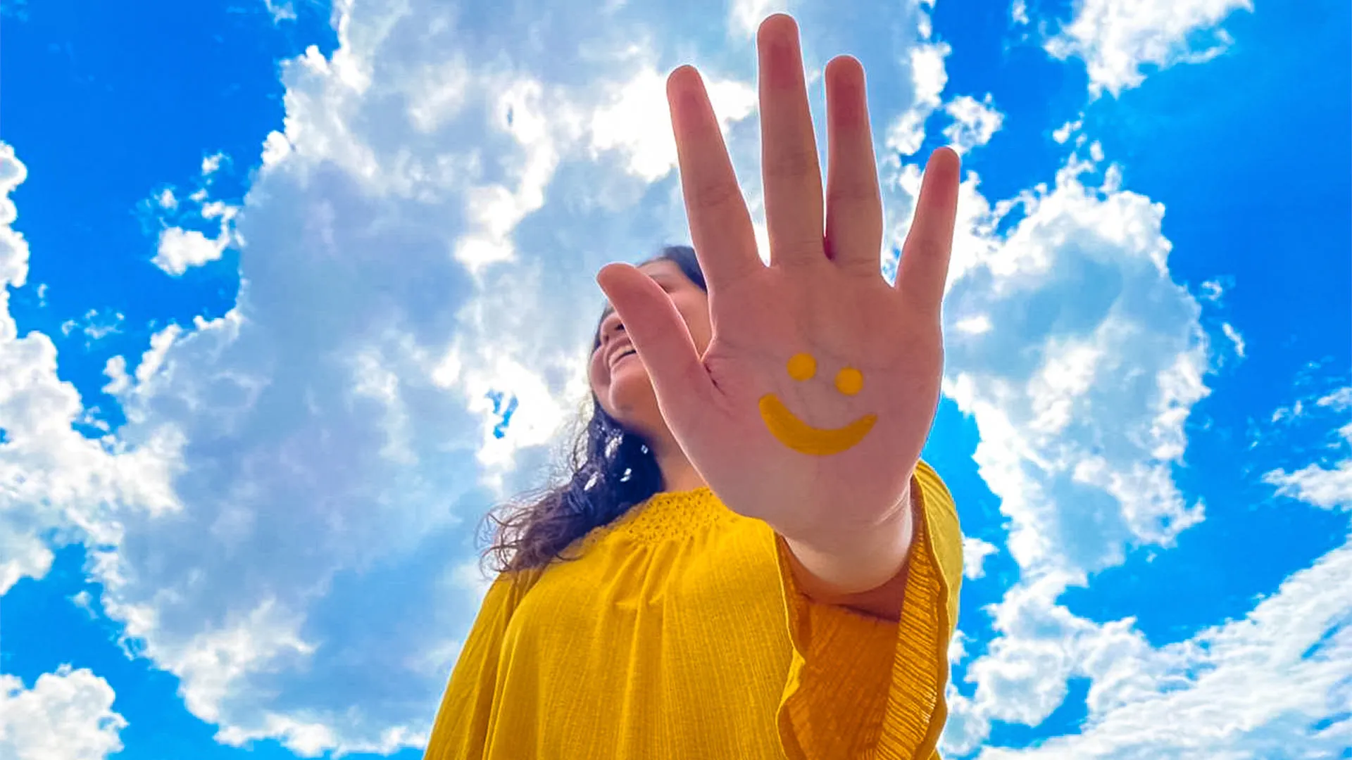 Carita feliz pintada en una mano