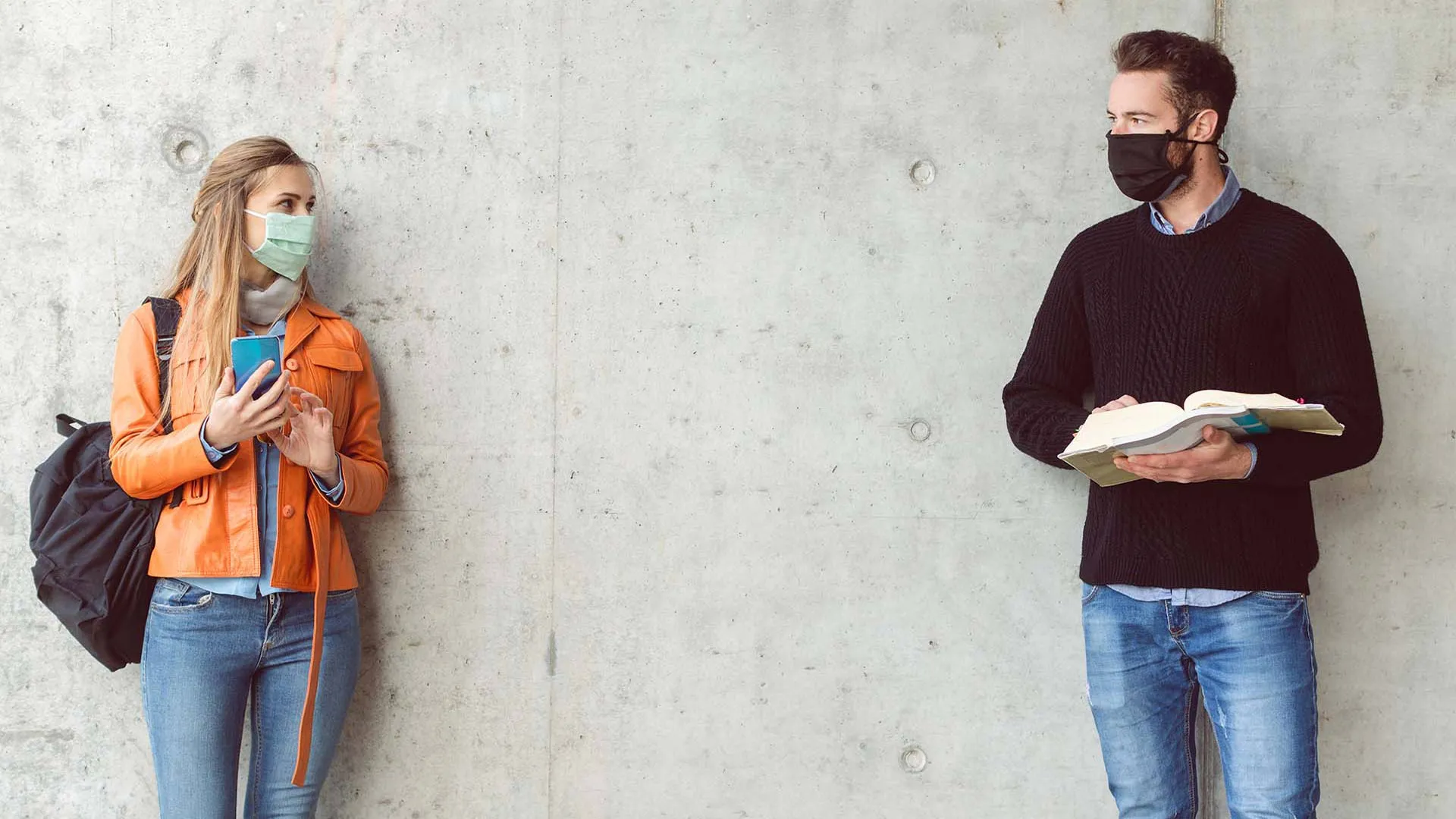 Estudiantes con sana distancia