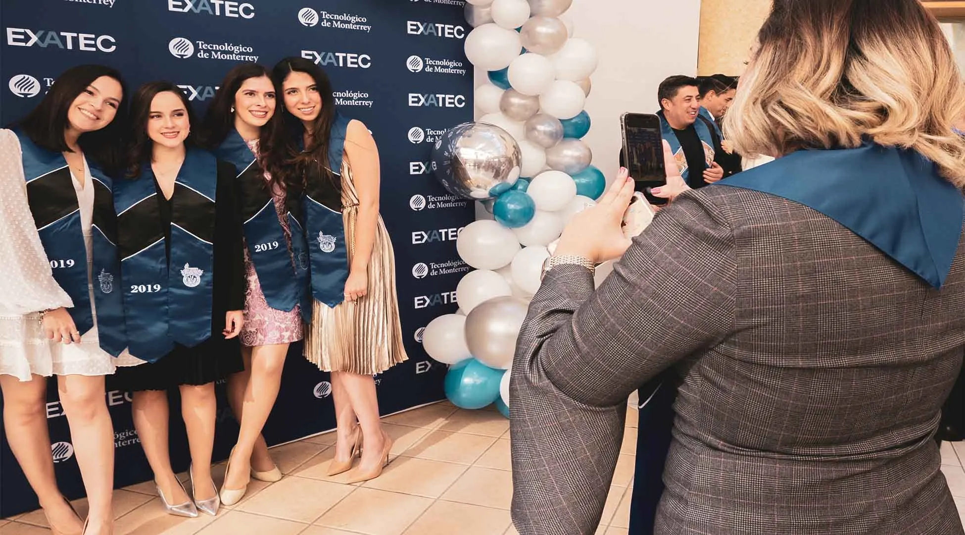 Alumnas en la ceremonia de graduación en 2019