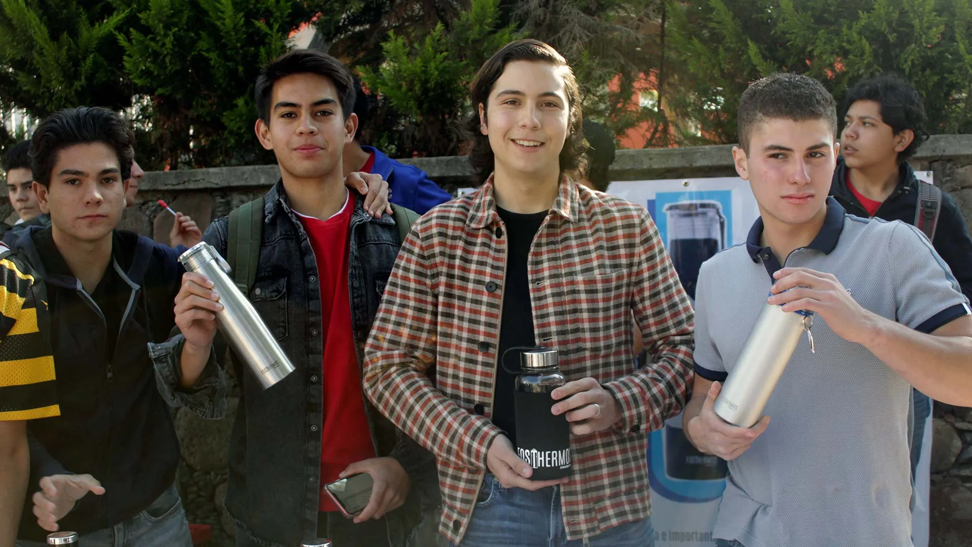 Alumnos donan insumos a hospitales con el dinero de su startup social