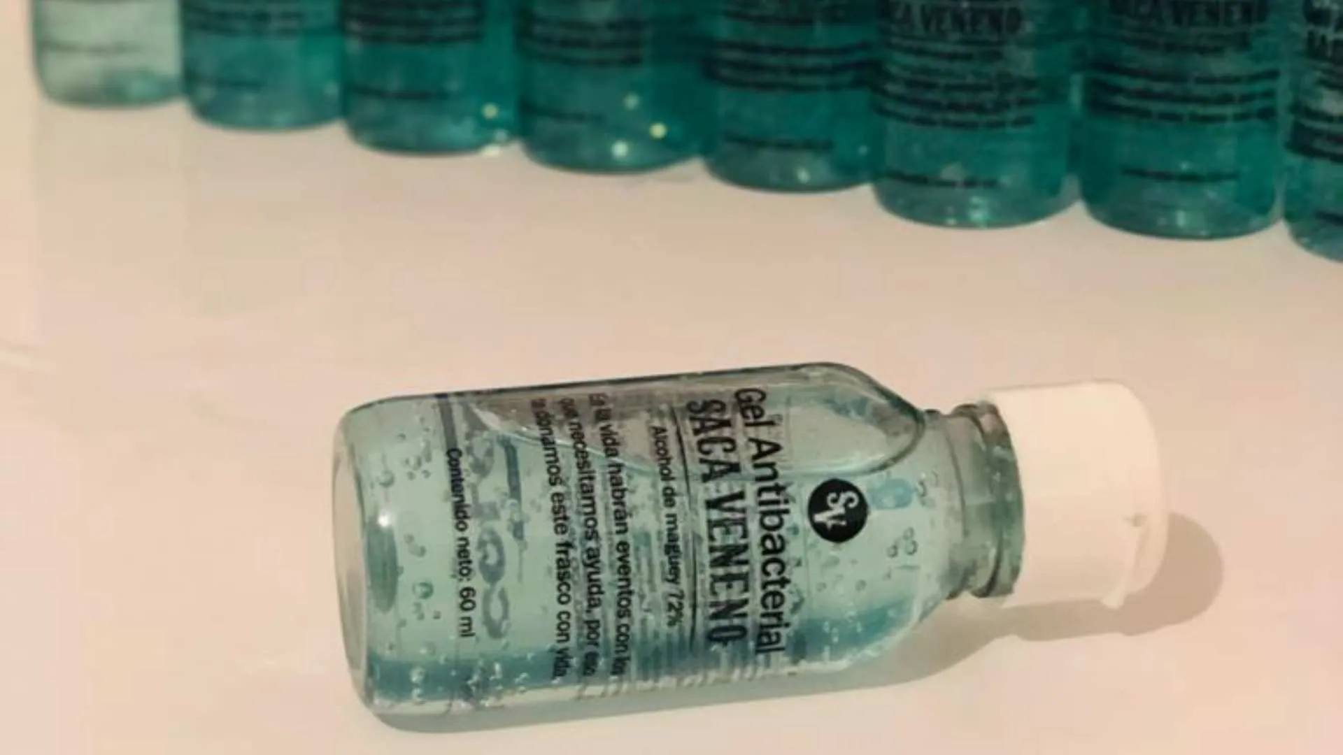 Crean gel antibacterial destinado gratuitamente para personal médico